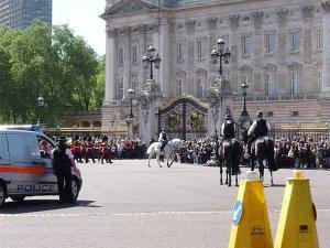 Церемония смены караула в англии Где в лондоне проходит смена караула