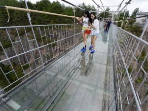Стеклянный мост в Китае неожиданно начал “трескаться” прямо под ногами туристов